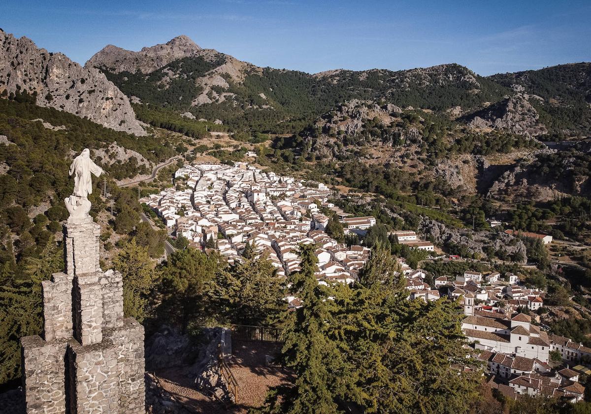 Merece la pena subir hasta el mirador del Santo para tener esta perspectiva del pueblo.