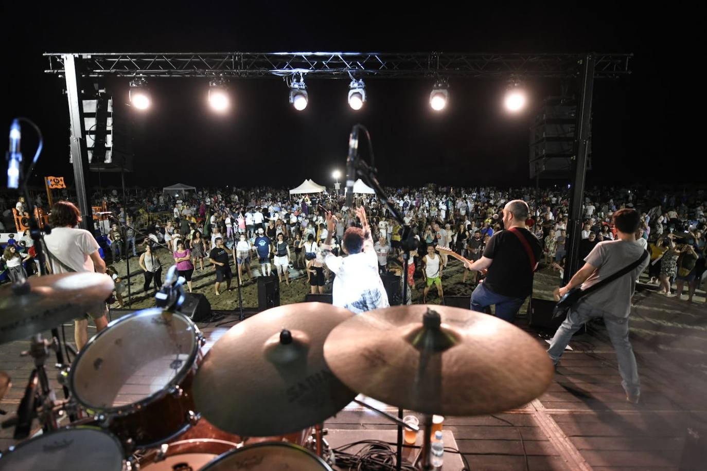 Torremolinos celebró en la plaza del Remo una multitudinaria moraga de San Juan, celebrada gracias a la Hermandad de Marineros Virgen del Carmen de La Carihuela, donde hubo conciertos, comida, bebida y fuegos artificiales