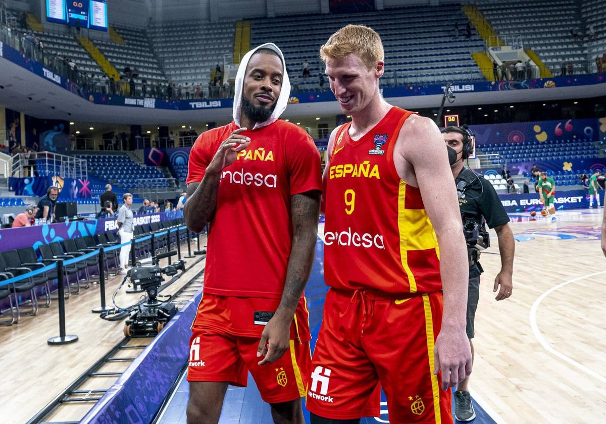 Lorenzo Brown y Alberto Díaz charlan tras un partido del pasado Europeo.