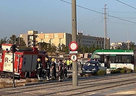 Imagen secundaria 1 - Estado en el que han quedado el vehículo y el vagón del metro que han colisionado. Bombeors actuand en la zona de los hechos. 