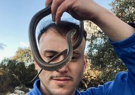 El alfarnateño Eduardo Fernández, con una serpiente.