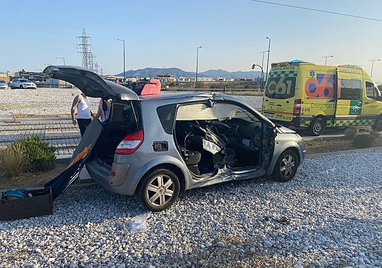 Imagen principal - Estado en el que han quedado el vehículo y el vagón del metro que han colisionado. Bombeors actuand en la zona de los hechos. 