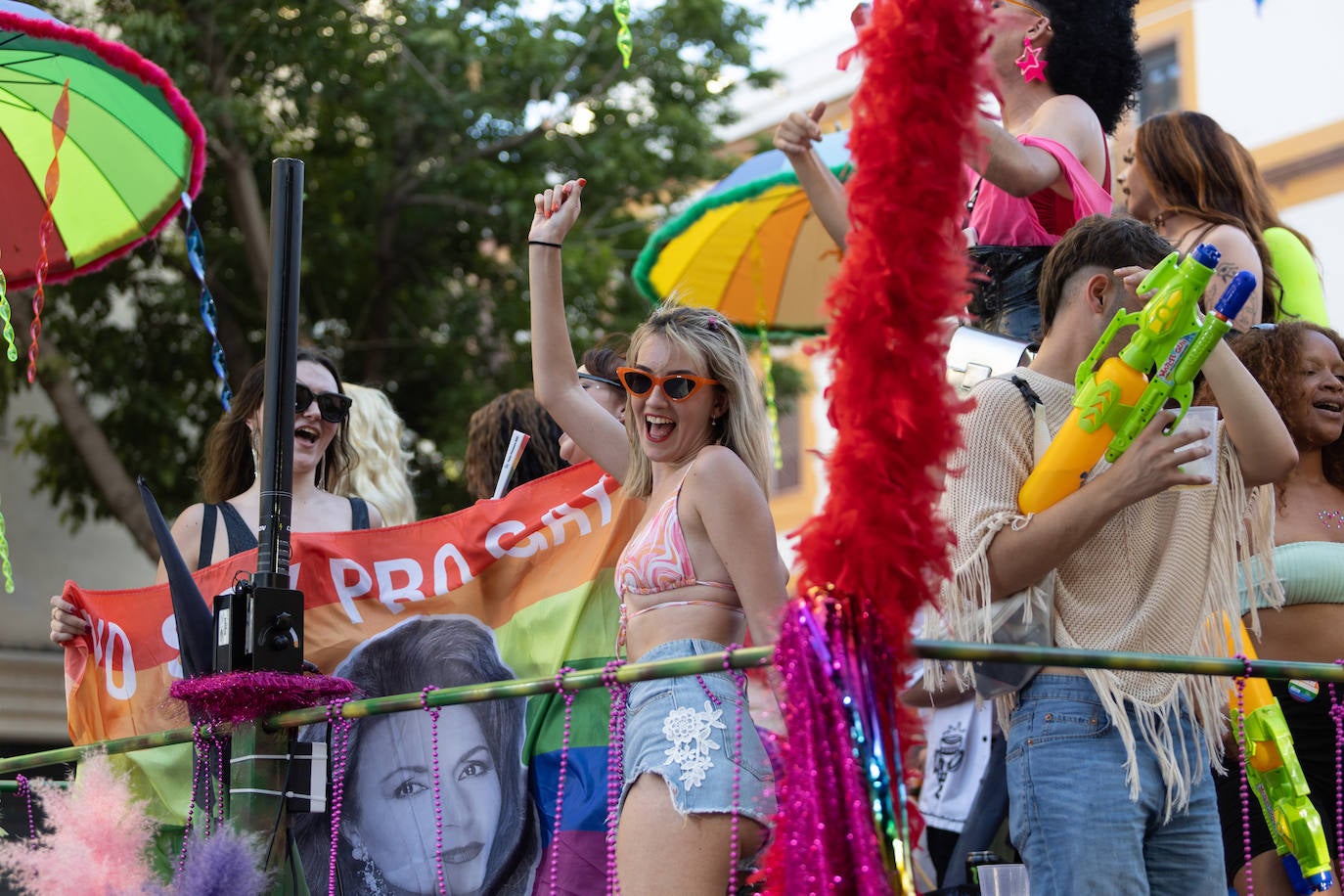 La celebración del día grande del Orgullo de Sevilla, en imágenes