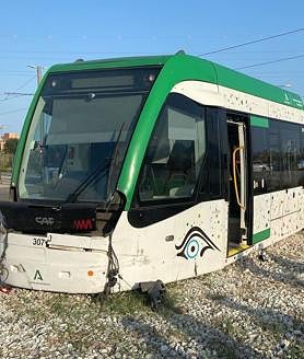 Imagen secundaria 2 - Estado en el que han quedado el vehículo y el vagón del metro que han colisionado. Bombeors actuand en la zona de los hechos. 