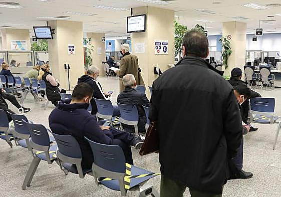 Varias personas esperan en una oficina de la Agencia Tributaria en una imagen de archivo.