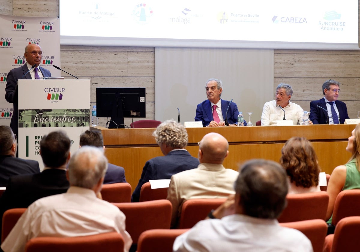 El presidente del Puerto de Málaga se dirige a los asistentes en un momento del acto.