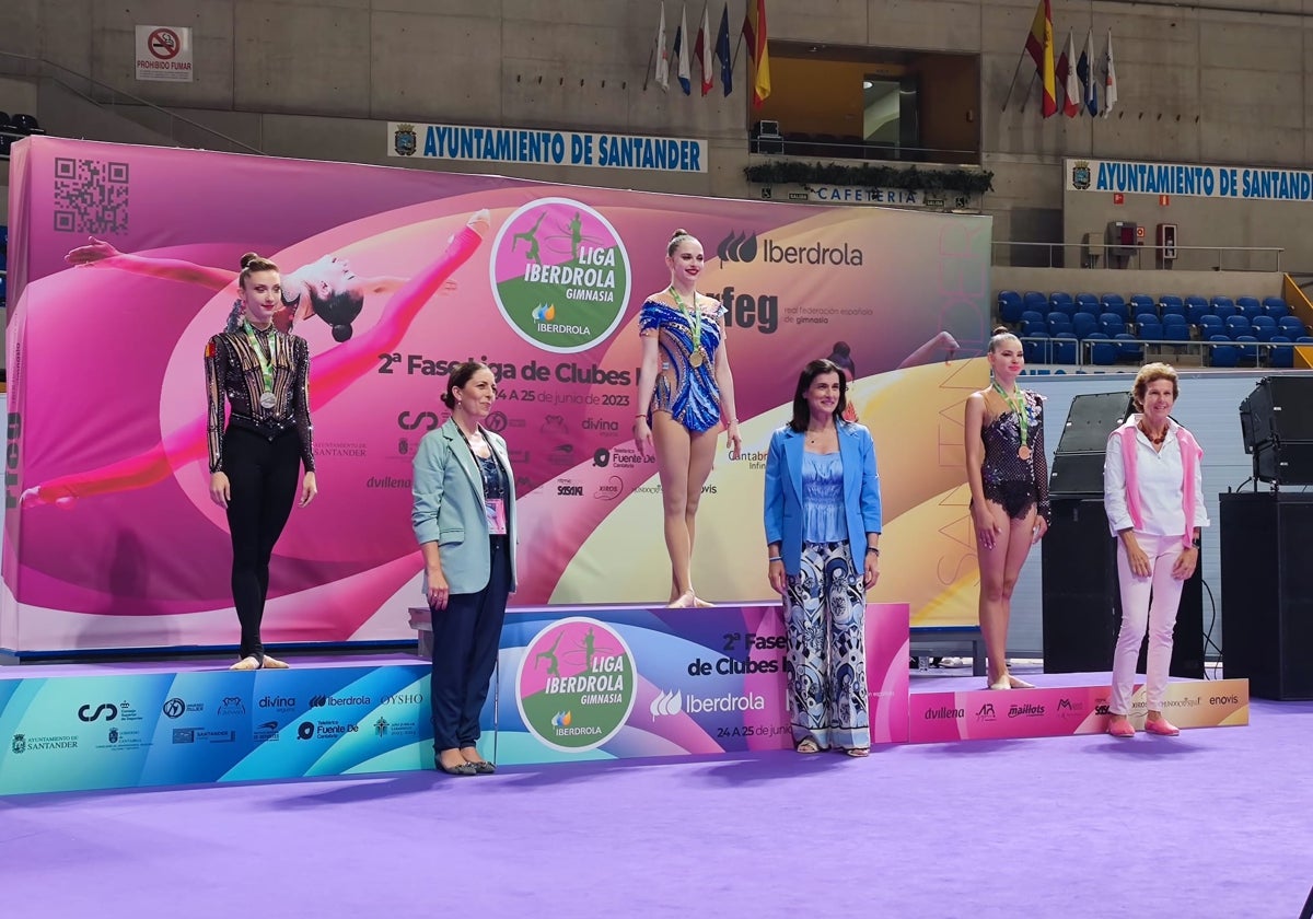 La gimnasta Kseniia Yurystovksa en el podio tras colgarse el bronce.