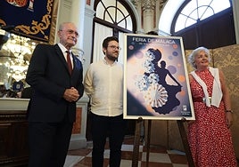 El autor del cartel, junto al alcalde y a la concejala de Fiestas.