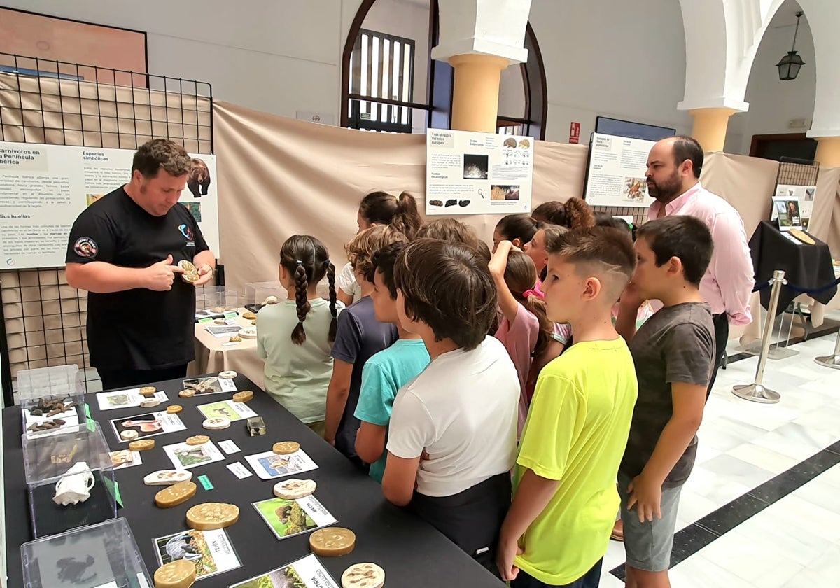 Alumnado, visitando la muestra en el patio del Ayuntamiento rinconero.