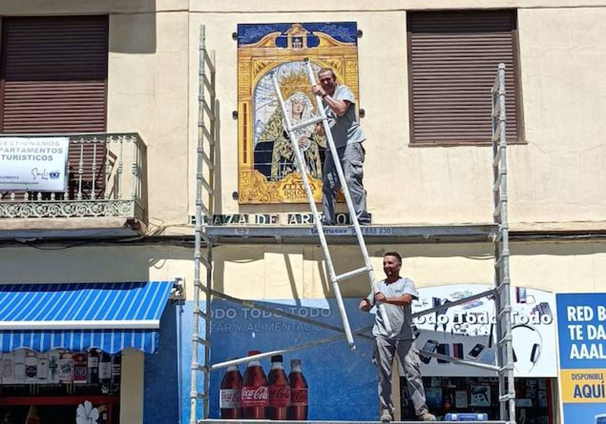 Retiran un mosaico cerámico de la Virgen de los Dolores del Puente