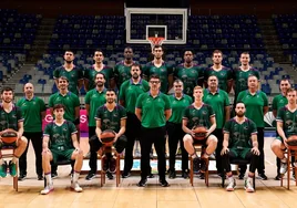 El Unicaja de la temporada 2020-21, con Bouteille, Suáre, Nzosa, Guerrero, Thompson, Abromaitis, Waczynski (arriba), Brizuela, Pablo Sánchez, Jaime Fernández, Díaz, Alonso y Ferrari (abajo).