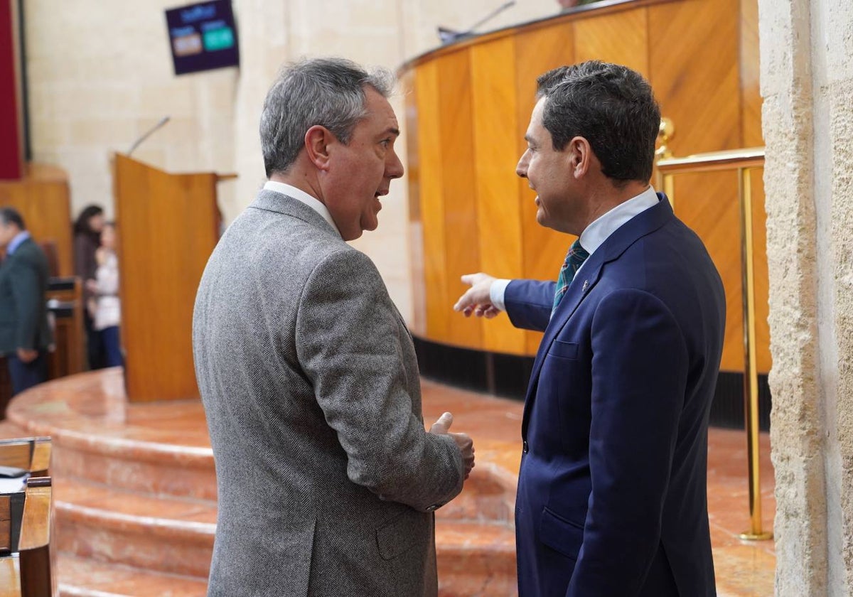 Juan Espadas y Juanma Moreno, en el Parlamento.