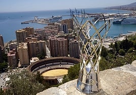 El trofeo de la Champions, en Gibralfaro con Málaga al fondo.