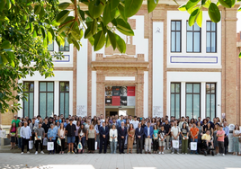 Foto de familia de premiados, autoridades y empresas reconocidas por su implicación en la FP.