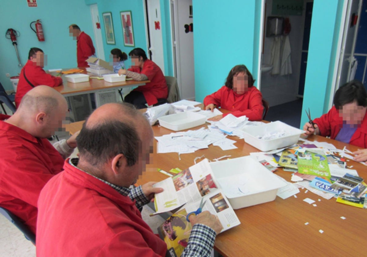 Personas con discapacidad en un centro de atención y formación en Málaga.