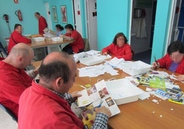 Personas con discapacidad en un centro de atención y formación en Málaga.