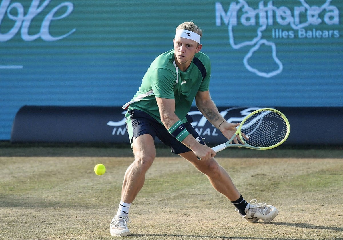 Alejandro Davidovich se flexiona para golpear de revés en el duelo de este martes.