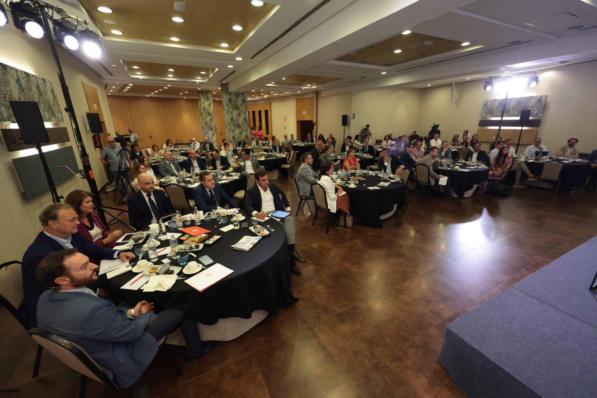 Casi un centenar de personas han asistido a la mesa 'Málaga, lugar para vivir e invertir' celebrada en el hotel Vincci Selección Posada del Patio.