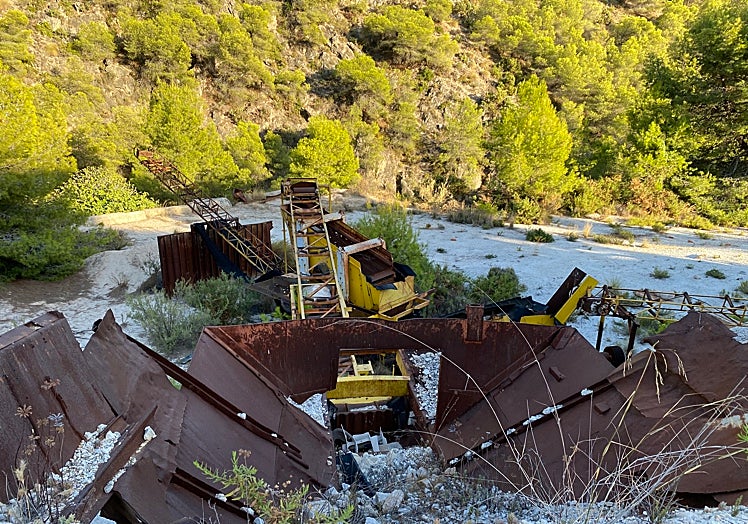 Imagen principal - Tres imágenes de los vehículos y la maquinaria pesada abandonada en el parque natural de las Sierras Tejeda, Almijara y Alhama, a apenas un kilómetro de Maro.