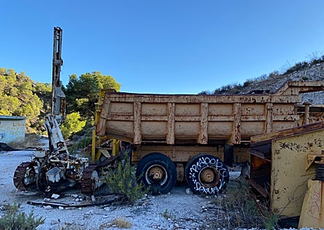 Imagen secundaria 1 - Tres imágenes de los vehículos y la maquinaria pesada abandonada en el parque natural de las Sierras Tejeda, Almijara y Alhama, a apenas un kilómetro de Maro.