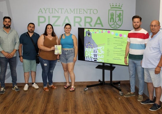 Miembros del Consistorio Municipal y vecinos del barrio de La Vega de Pizarra durante la presentación de su Verbena.