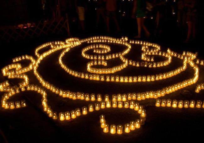 Las velas iluminan las noches de la Luna Mora.