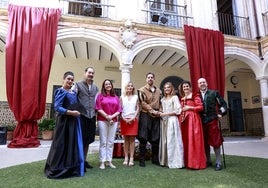 El elenco de actores, representantes institucionales y organizadores del evento, esta mañana en la presentación.