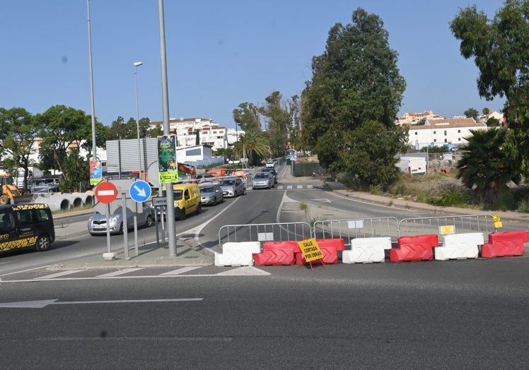 Corte de un carril en la Avenida Oriental, junto a los terrenos que se urbanizarán.