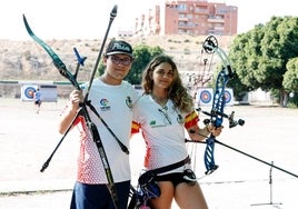 Eduardo Lanzas, con su arco recurvo, y Miriam Arenas, con su arco compuesto, en las instalaciones de la Federación Andaluza de tiro con arco.