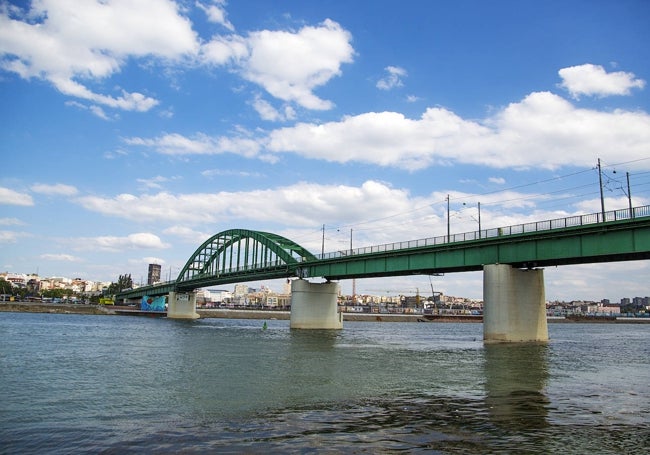 Puente de Sava, con Belgrado al fondo.