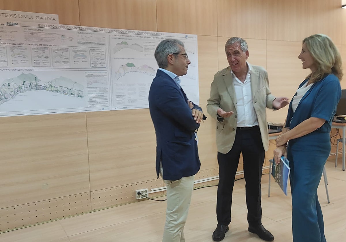 Díaz, Morente y Martínez, en la oficina.