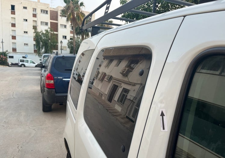 Imagen del impacto de una de las balas en un vehículo estacionado en el lugar de los hechos.
