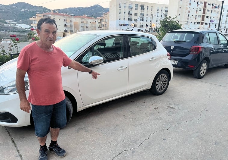 Francisco Atencia, de 60 años, señala el lugar donde cayó herida de gravedad la mujer este martes en Torrox.