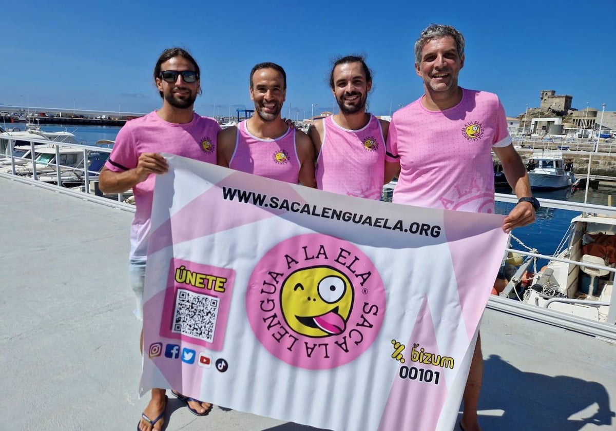 Los nadadores Carlos Claros,Rafael Molina, Daniel Medina y Juan Jesús Pérez con la pancarta de la Asociación Sacalalengua.