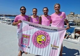 Los nadadores Carlos Claros,Rafael Molina, Daniel Medina y Juan Jesús Pérez con la pancarta de la Asociación Sacalalengua.