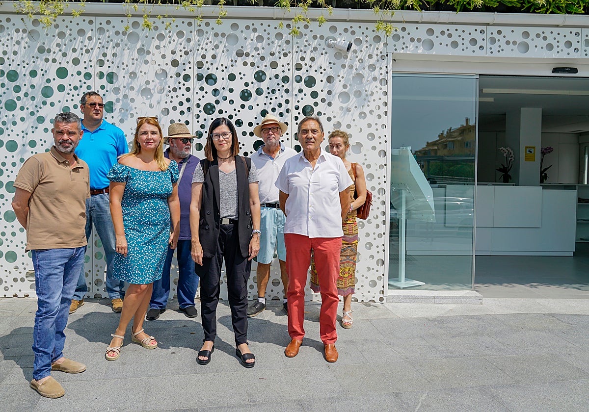 Concejales del PSOE, a las puertas de la nueva oficina de turismo de San Pedro.