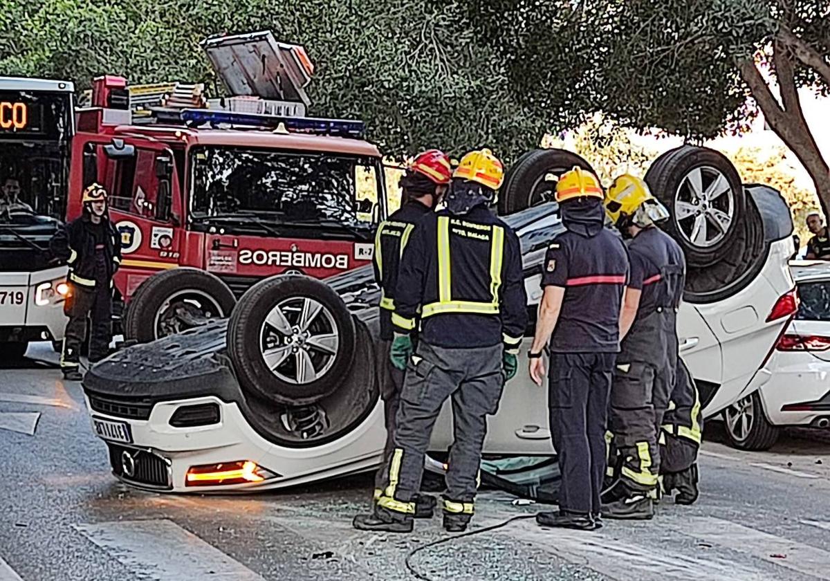 Rescatan a una persona atrapada tras el vuelco de un coche que colisionó con otro en Teatinos