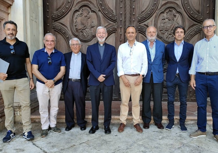 Participantes en la firma del acta de inicio de las obras del tejado de la Catedral.