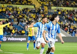 Álex Calvo, seguido por Loren, celebra el tanto conseguido en Las Palmas.