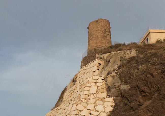 Junto a la N-340, antes de llegar a Nerja, se puede ver la torre de Calaceite.