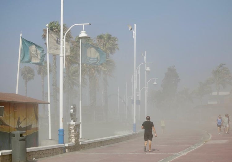 Azote de la arena sobre el paseo marítimo.