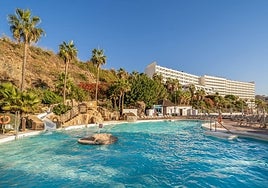 Vista de una piscina de un hotel de la Costa del Sol.