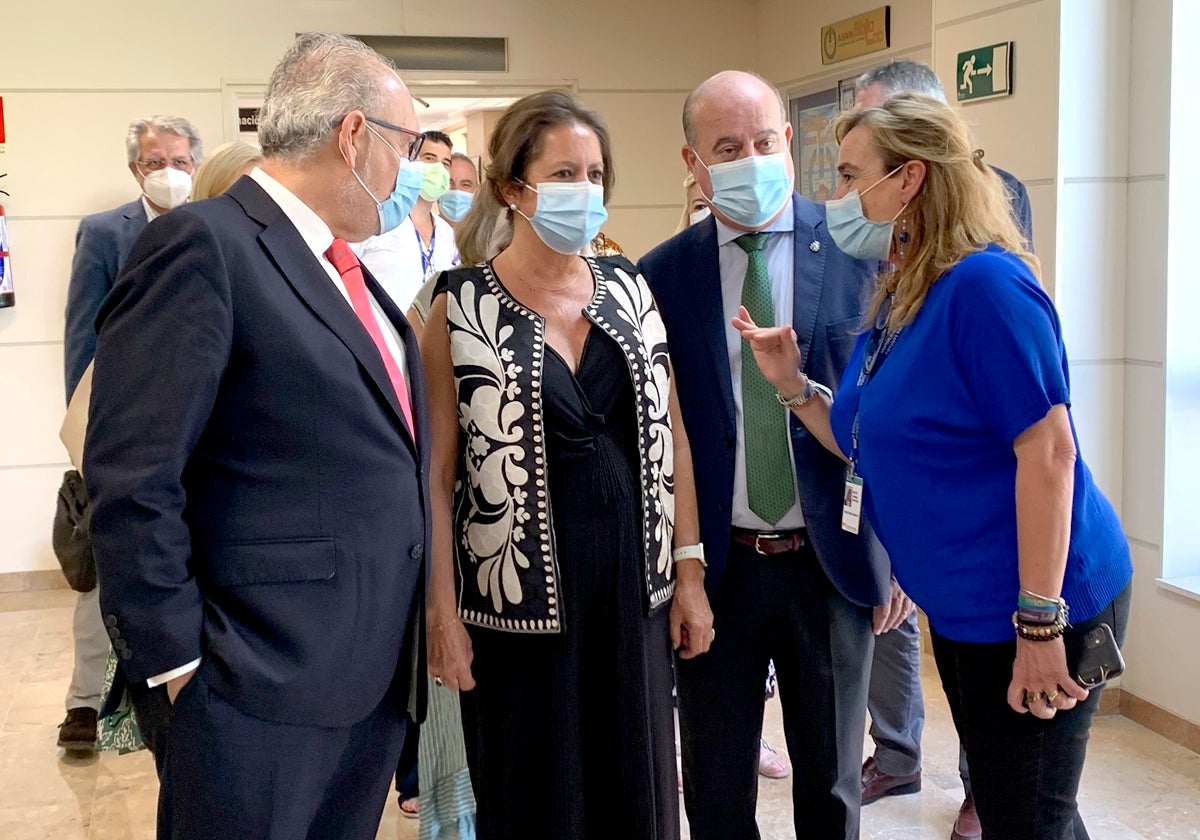 La gerente del Hospital, Belén Jiménez, conversa en Antequera con la consejera Catalina García