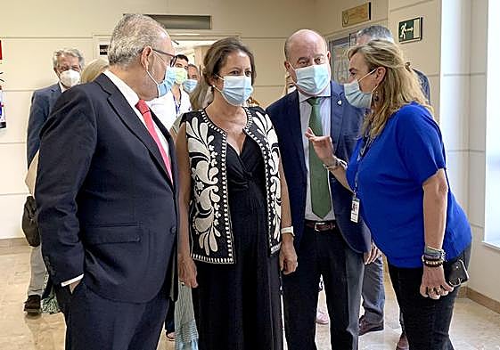 La gerente del Hospital, Belén Jiménez, conversa en Antequera con la consejera Catalina García