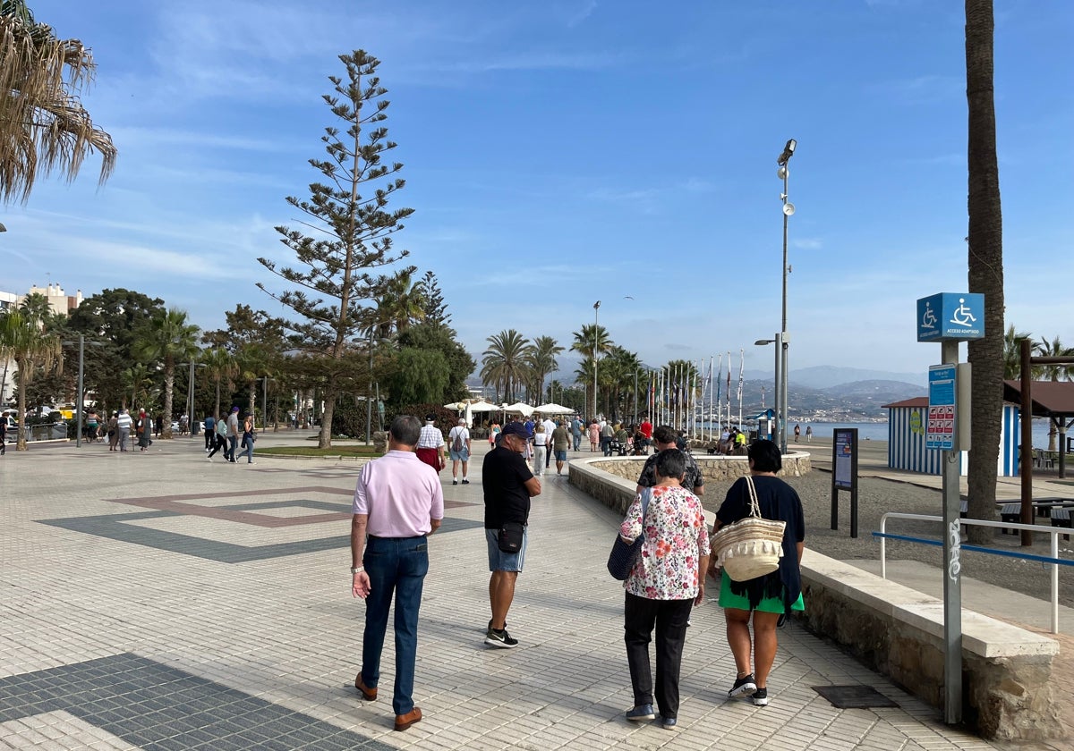 Imagen del paseo marítimo de Torre del Mar.