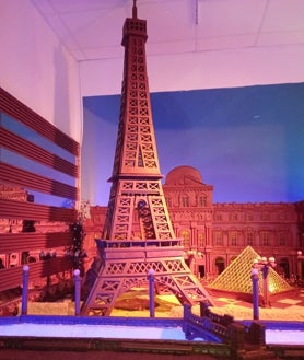 Imagen secundaria 2 - Tres imágenes de la exposición de París en miniatura hecho de chocolate por el maestro sevillano Álvaro Romero en Torre del Mar.