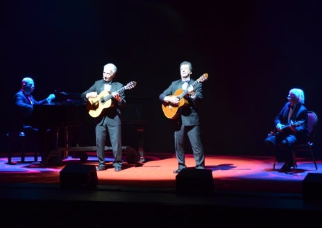 Imagen secundaria 1 - Tres imágenes de Les Luthiers, este viernes en el escenario nerjeño.