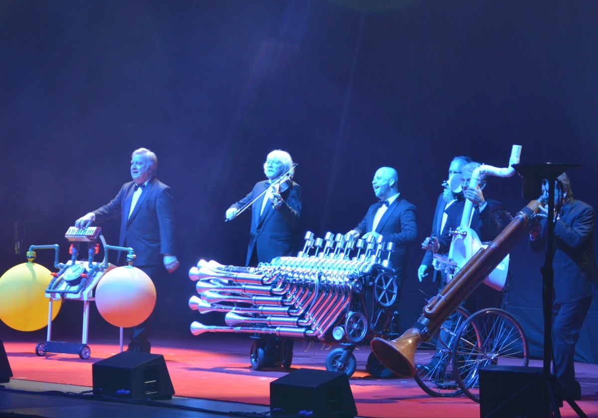 Los integrantes de Les Luthiers, en el escenario de la Cueva con sus peculiar orquesta.