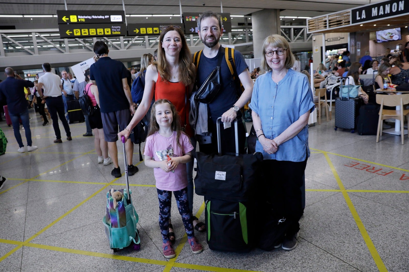 La pequeña Mira, el matrimonio formado por Teresa y Corrien (llegados de Dublín) y la tía de este, Anne (que ha volado desde Ottawa), que han viajado a Málaga para la boda de la hermana de Corrien en Alozaina, con 180 invitados de todo el mundo.