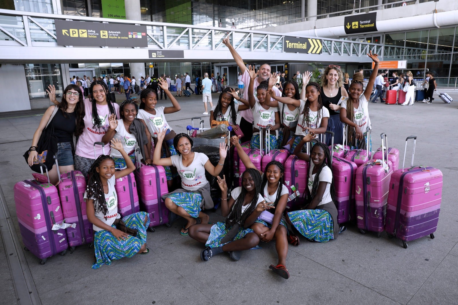 13 niñas del centro de acogida socio-educativa que tiene la Fundación Agua de Coco en la ciudad de Tuléar, al sur de Madagascar, que inician en Málaga una gira musical para sensibilizar sobre los derechos de la infancia en su país.